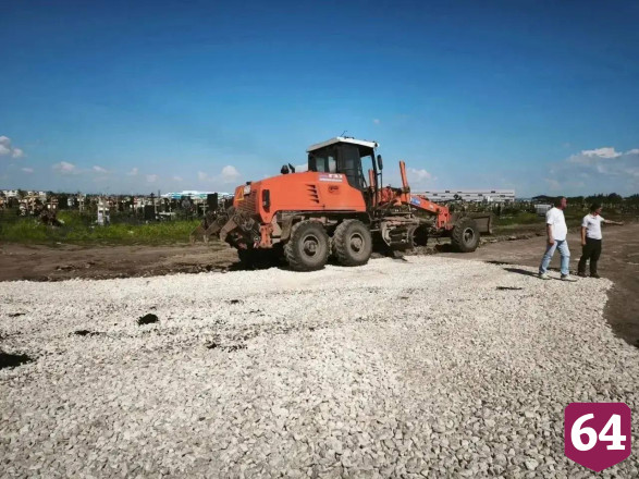 На кладбище в Энгельсе асфальтируют дороги
